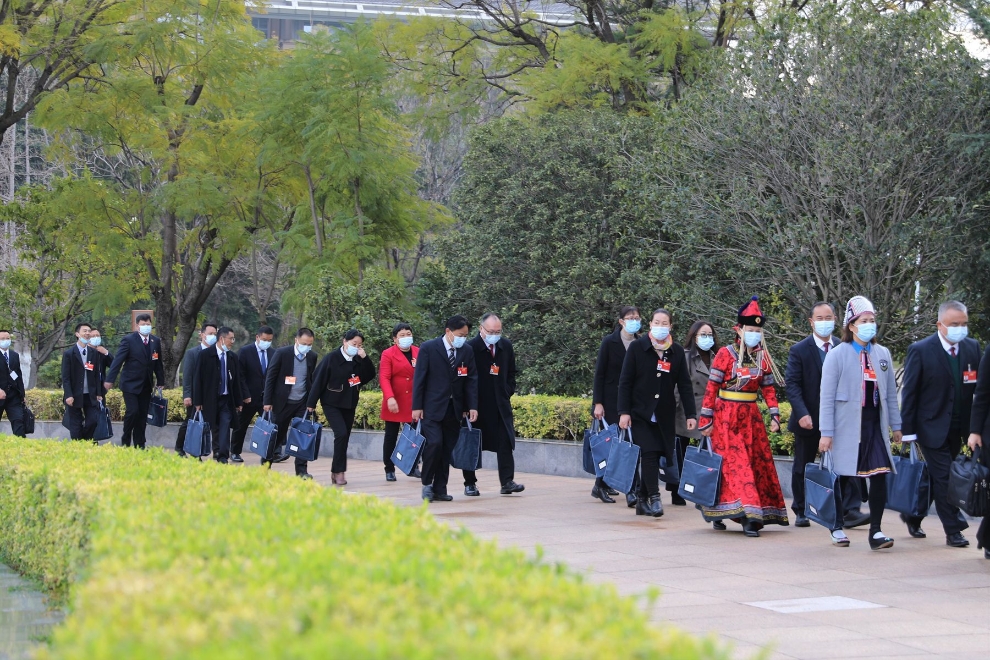 1月20日上午，玉溪代表团整齐列队步入会场。_副本