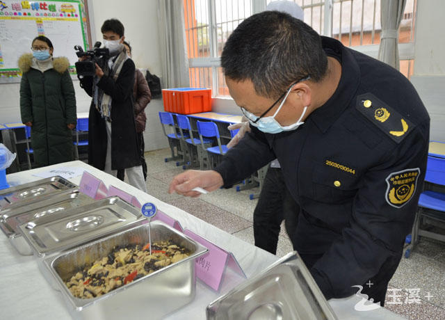 红塔区市场监管局工作人员测量配送餐食温度是否达标.jpg