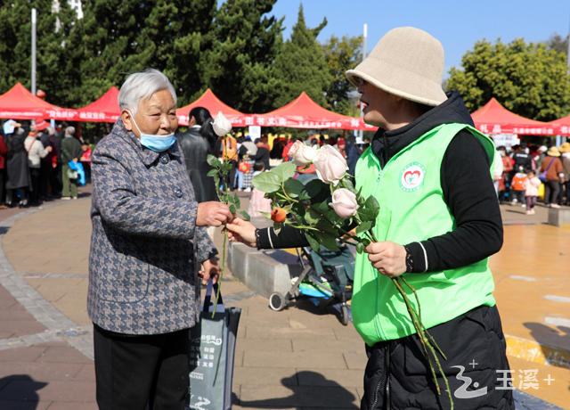 志愿者为群众送上鲜花.jpg