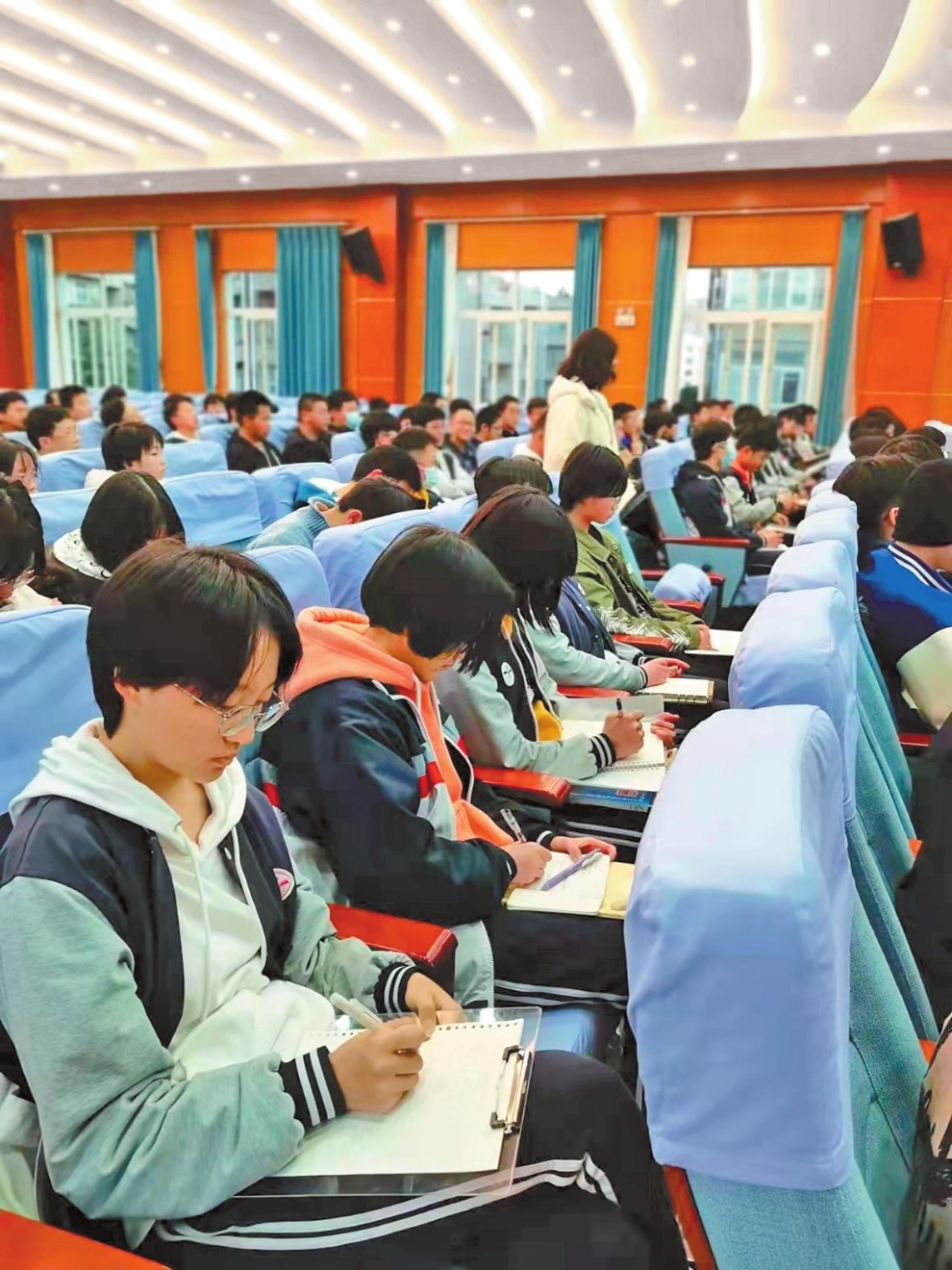 学生们认真记录学习经验。