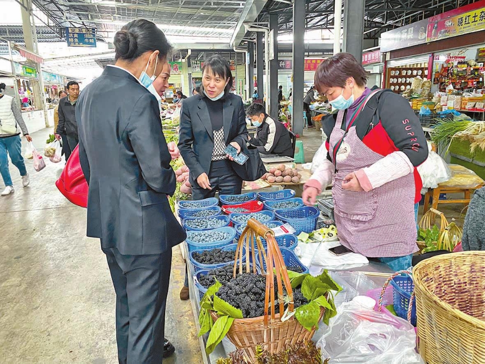 市民选购蓝莓。