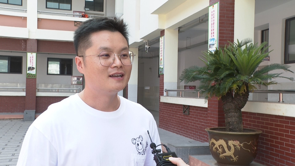刀军接受记者采访 刀军接受记者采访