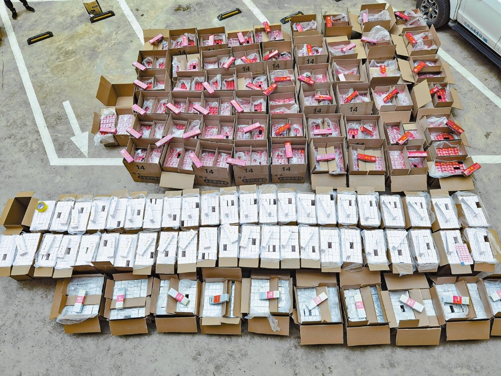 易门警方查获假烟5498条