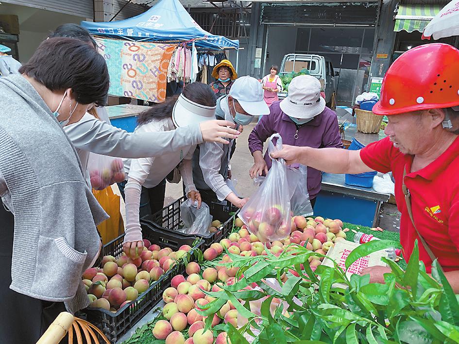 市民购买桃子。