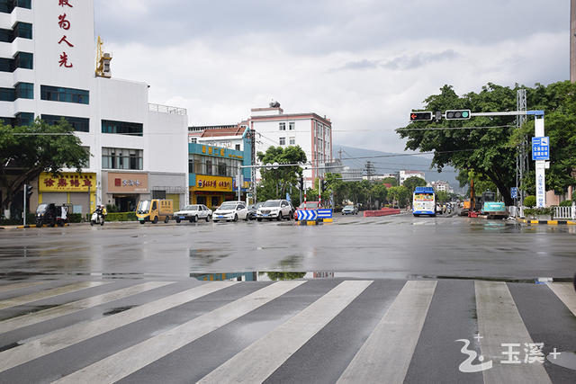 改造后的东风路（玉兴路至出水口公园）宽敞平坦，高考前将全部完工。.jpg