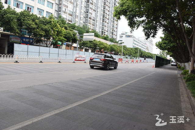 东风路（凤凰路至红塔大道）路段围挡已隔好，等高考结束后再施工。.jpg