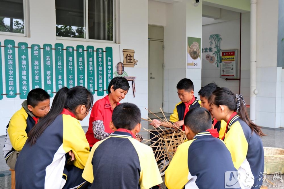 曾所小学学生上竹编课。