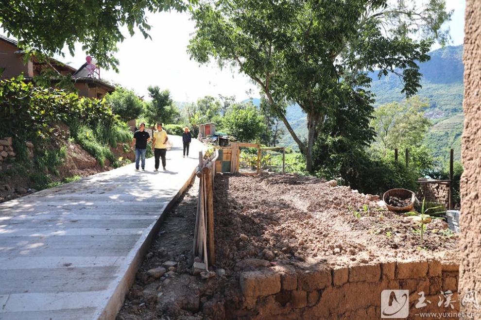 米达起环村道路的修建，让村民看到了村庄的变化。