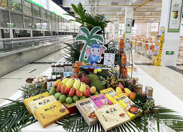 来宾就餐接待点的玉溪绿色食品展区.jpg