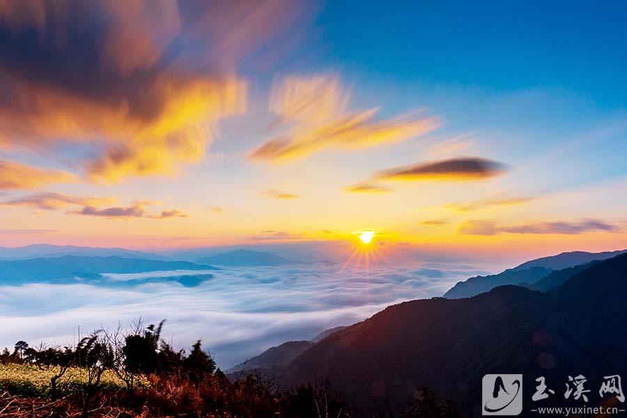 作品名：哀牢山云海日出  摄影：马梓涵  拍摄地点：新平哀牢山