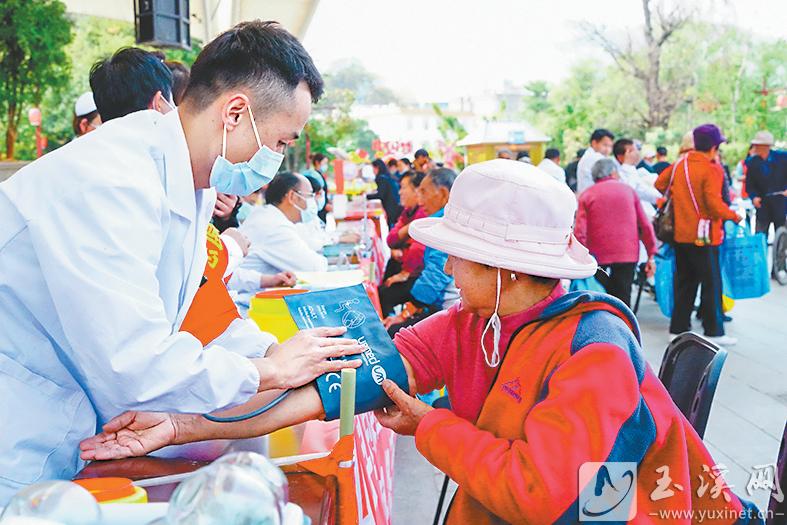 在各县（市、区）总工会的组织下，体检服务、健康讲座、爱心慰问等活动深入小区和企业。