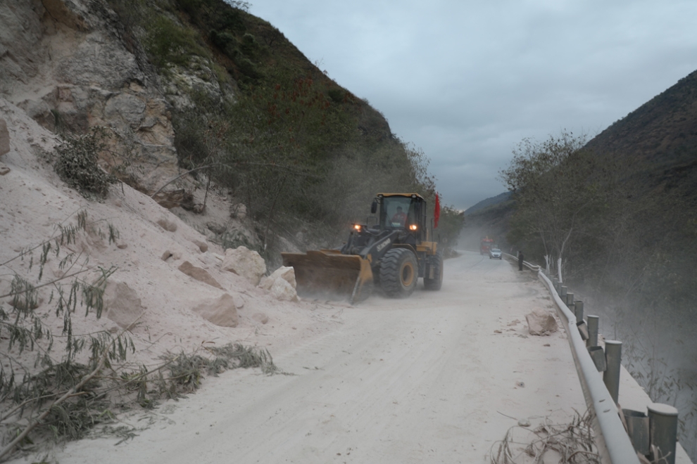 红河县5.0地震致元红公路受损塌方，目前已抢通1.jpg