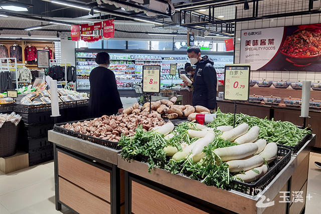 华宁心联兴超市二店内，市民正在挑选蔬菜。.jpg