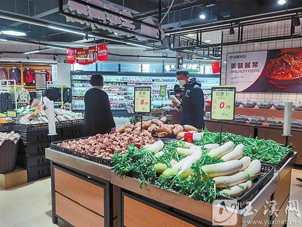 华宁心联兴超市二店内，市民正在挑选蔬菜。