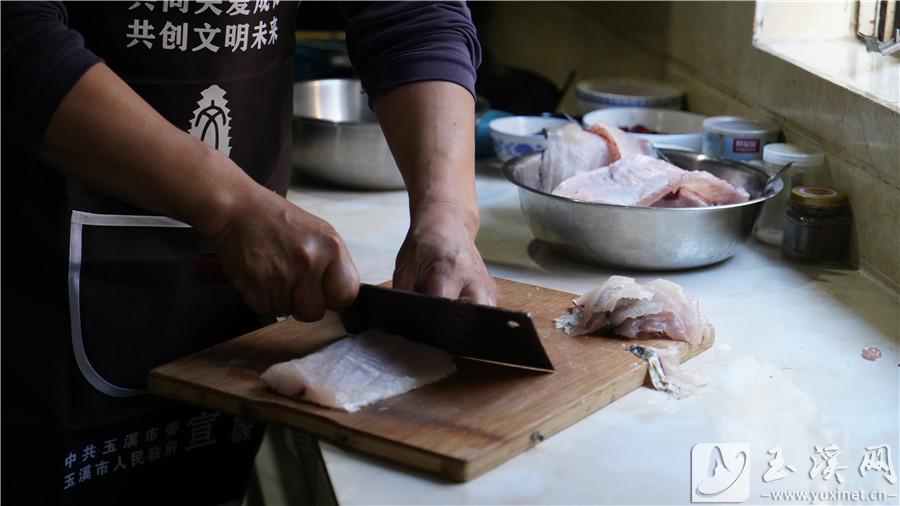 将鱼肉片成均匀的薄片。李丹摄。