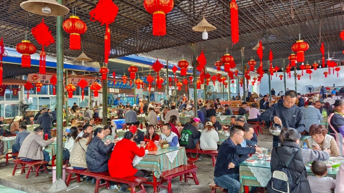 2023-1-26 云南新平:汤锅特色美食受欢迎 商家做好供应保障 (4).jpg