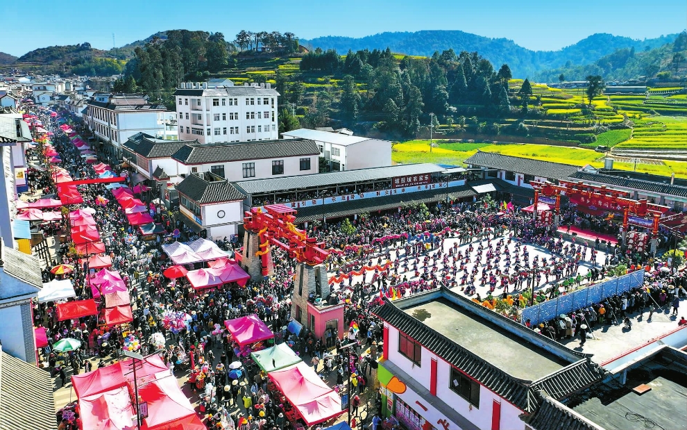 春节期间，峨山县富良棚乡2023年开新街文化旅游节活动引来众多游客。 记者 曾永洪 摄