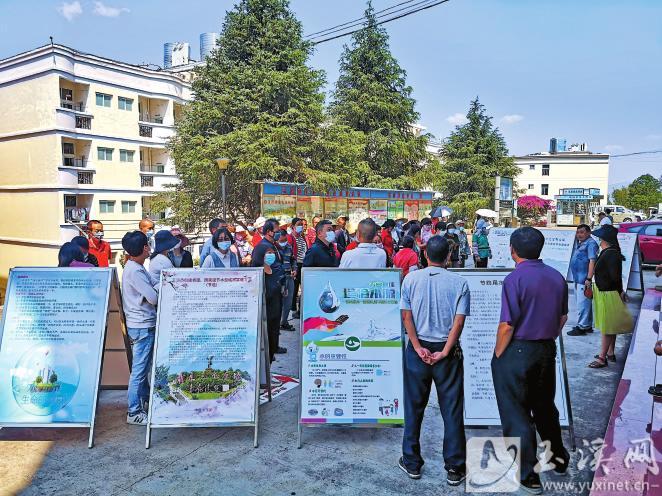 学校设置展板宣传节水知识，引导师生树立节水意识。（图片由玉溪师范学院提供）