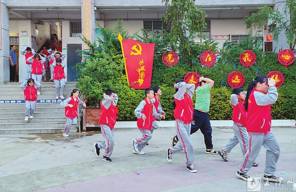 学生迅速安全撤离。