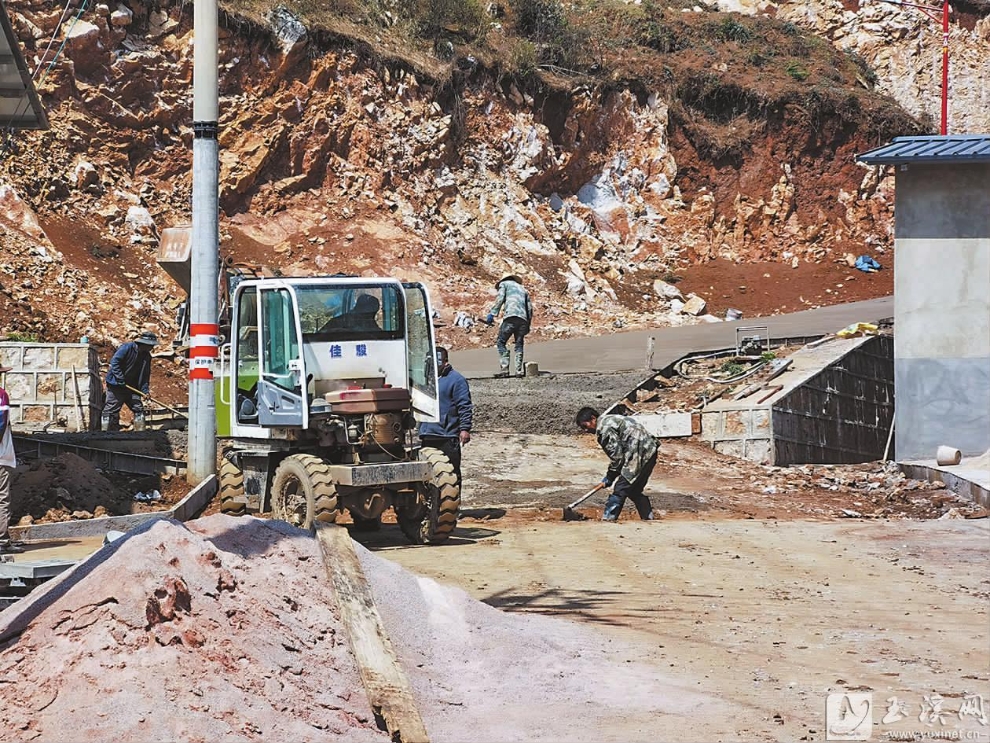 工人正进行绵羊养殖示范基地的道路硬化。