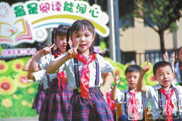 6月1日，红塔区第二幼儿园举办系列活动庆祝“六一”儿童节。小朋友们在图书义卖、滚铁环、跳皮筋、投壶、夹玻璃球、蒙眼击鼓等活动中尽情地表演、游戏，充分体验节日的快乐。 通讯员 金秀莲 摄