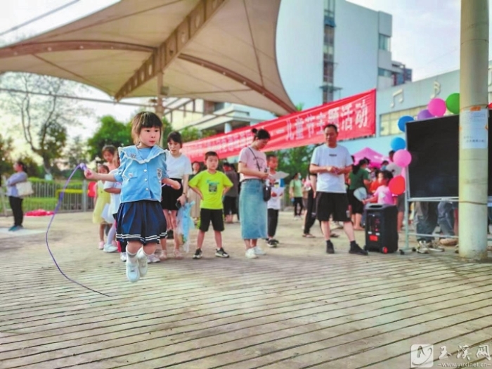 5月31日，红塔区凤凰街道广场社区党群服务中心开展“童心向党 趣味游园”主题活动，让孩子们通过参与各种游戏，在快乐的氛围中迎接儿童节的到来。 本报记者 宋礼春 摄