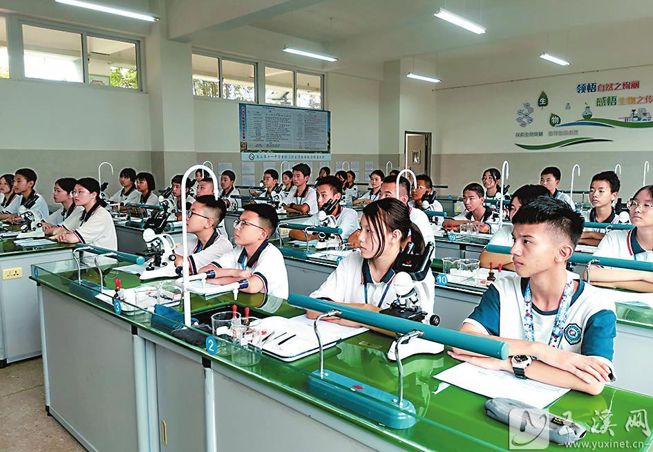 7月4日，李棋中学的学生正在上生物课。近年来，我市深化教育领域综合改革，创新管理体制机制，促进义务教育优质均衡发展。