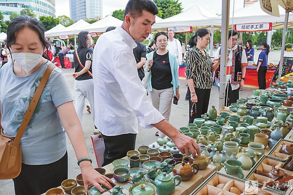 市民、游客驻足选购玉溪名优特产。