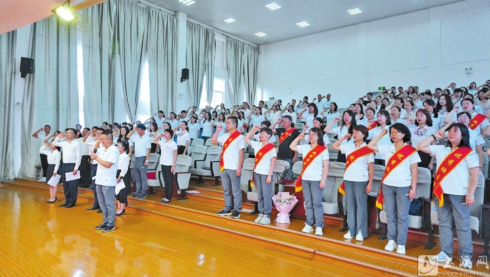 9月8日，玉溪聂耳小学在玉湖校区举行教师节主题教育活动，为在过去一年工作中表现优异的教师颁发证书，并致以节日的祝福。图为全体教师进行师德师风宣誓。 记者 沈杰 实习生 周满华 摄