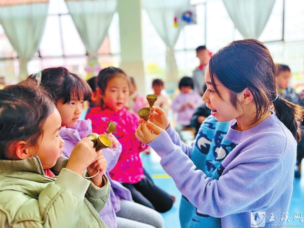 玉溪市第二幼儿园持续优化教师队伍结构，不断增强教师队伍生命力，系统提升广大教师专业素质。图为老师与孩子快乐游戏。 （图片由玉溪市第二幼儿园提供）