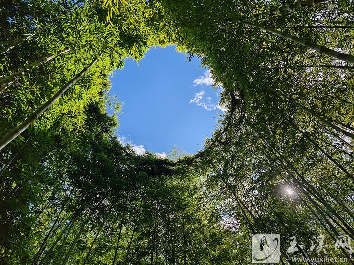 玉峰天眼是景区游客争相打卡的网红景点之一。