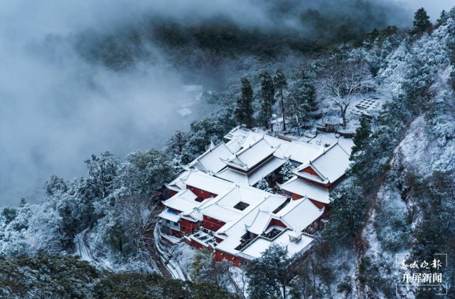 雪后初霁，深山古寺幽静空灵。.jpg