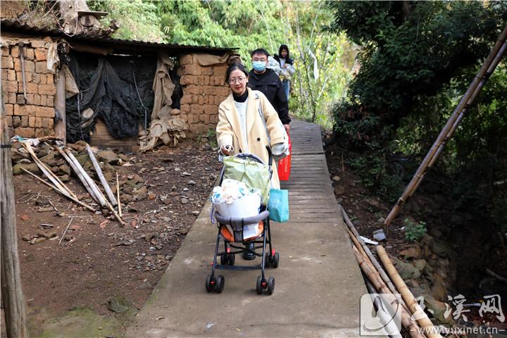 差不多到饭点时，在外工作的女儿带着孩子和朋友赶到。