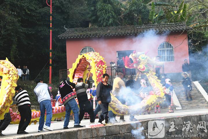 塔甸镇九龙村，迎请“花鼓娘娘”。