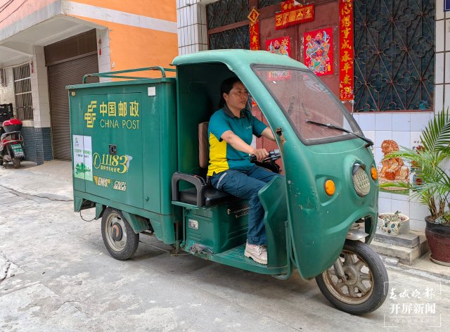 马国江到城市背街小巷送报刊杂志.jpg