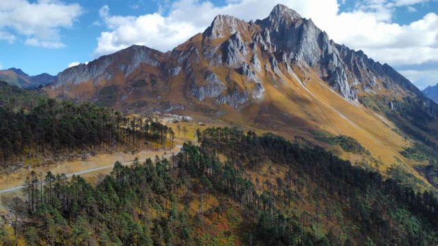 穿越孔雀山的德贡公路 马正麟 摄.jpg