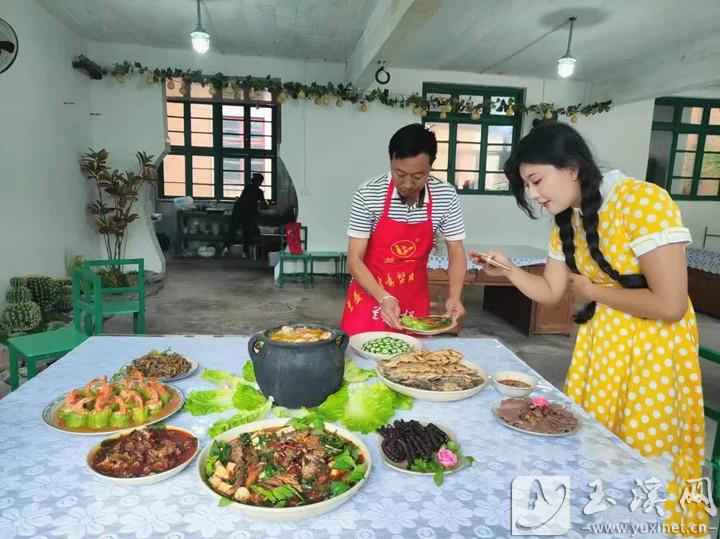 尹长保家的饭馆为食客准备的绿汁特色美食。