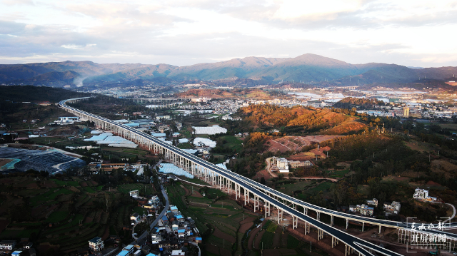 新楚大高速公路正式通车 开屏新闻记者 王磊 摄影报道