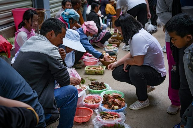 中午，白邑农贸市场，村民开始售卖采到的野生菌2.jpg