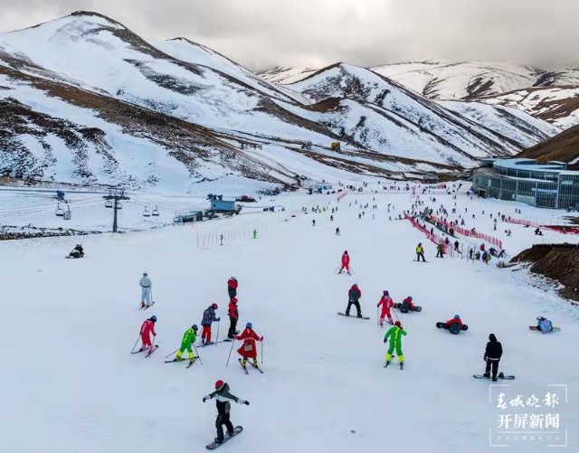 冬奥刮起冰雪运动风！3万余人打卡云南会泽大海草山滑雪场（蒋琼波 摄）