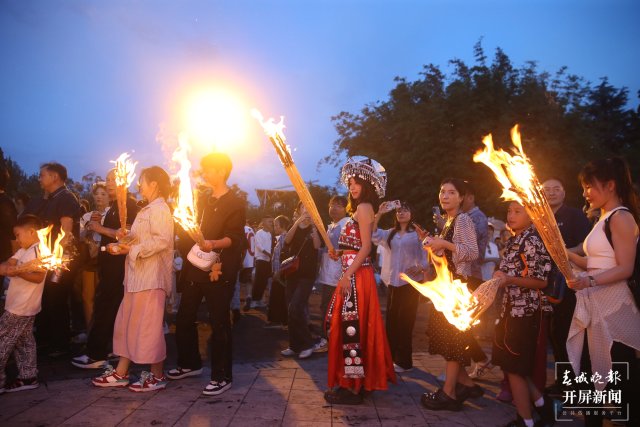 云南民族村火把节拉开帷幕 春城晚报-开屏新闻记者 孙琴霞 文 高伟 摄3.jpg