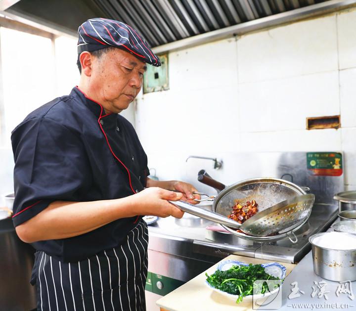 凭借多年的烹饪技艺，杨芬为食客们烹制出一道道美味。