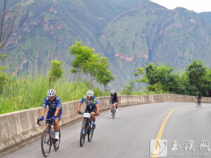 骑手在盘山公路上骑行。