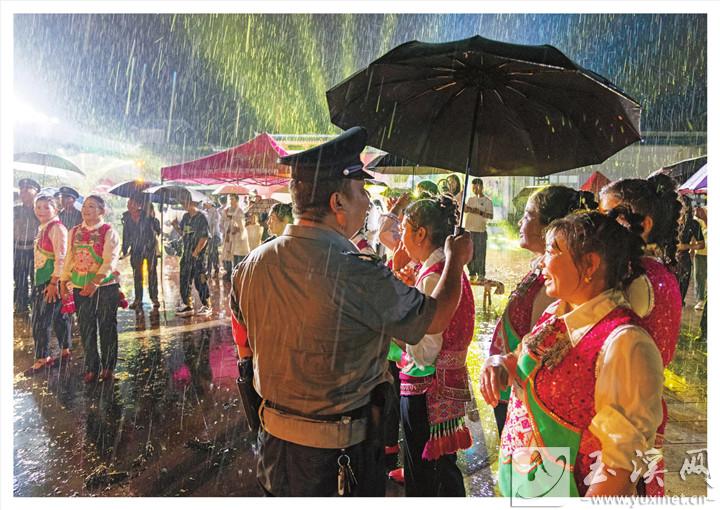 雨夜执勤。 师元 摄