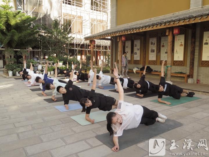 来自太原市运动学校自行车队的学生在训练。