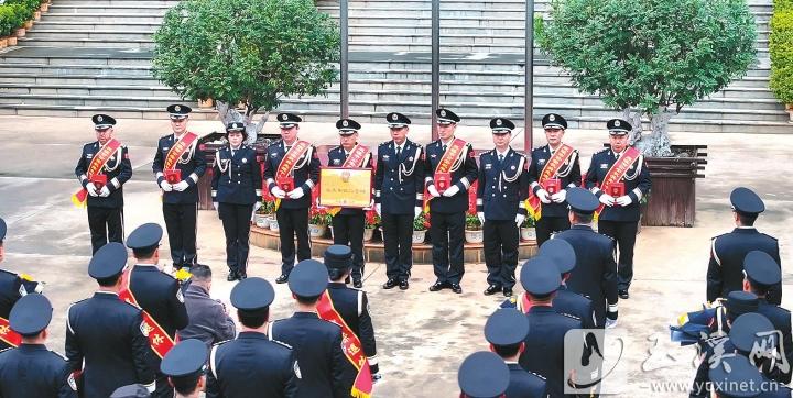 向荣立集体和个人二等功的民警代表发放奖匾和奖章。_副本