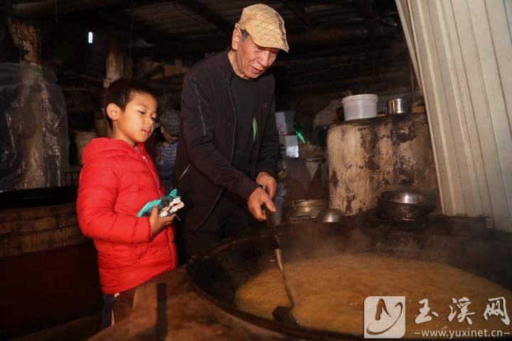 李贵和孙子分享“白糖”制作技艺和祭灶的民间传说。