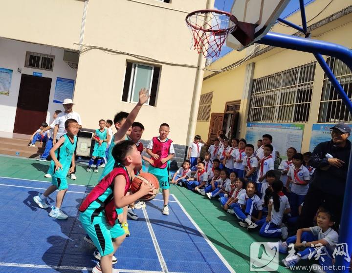 学生们在赛场上奋力比拼。
