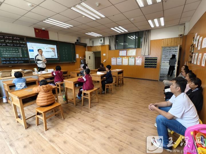 家长听课。